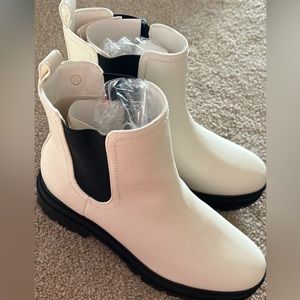 Brand new white boots 7.5